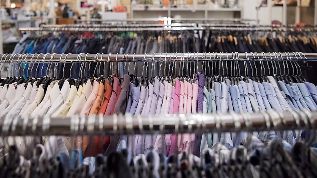 Unverkaufte Kleider sollen in der EU nicht mehr vernichtet werden dürfen. (Archivbild)