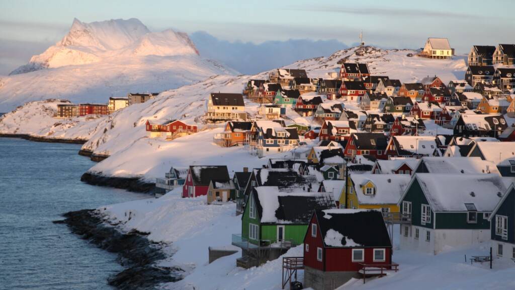 ARCHIV - Die Sonne geht über einem Teil der grönländischen Hauptstadt Nuuk unter. (zu dpa: «Konflikt um Grönland: Gespräche über Zukunft der Arktisinsel») Foto: Steffen Trumpf/dpa
