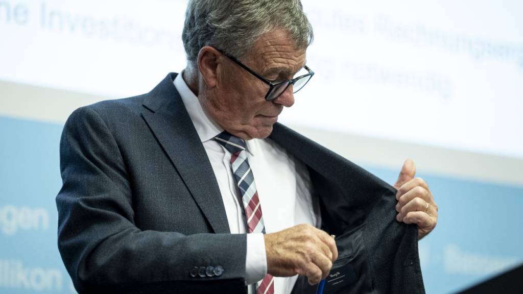 Der Zürcher Finanzdirektor Ernst Stocker (SVP) rechnet für 2026 mit einem deutlich besseren Rechnungsabschluss als ursprünglich erwartet. Unter anderem dürften die Steuereinnahmen höher ausfallen. (Archivbild)