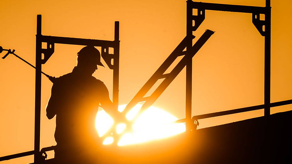 Werden bei extremer Hitze Bauarbeiten vorübergehend eingestellt, sollen die Unternehmen keine Konventionalstrafe mehr riskieren. Das verlangt eine Nationalratskommission. (Themenbild)