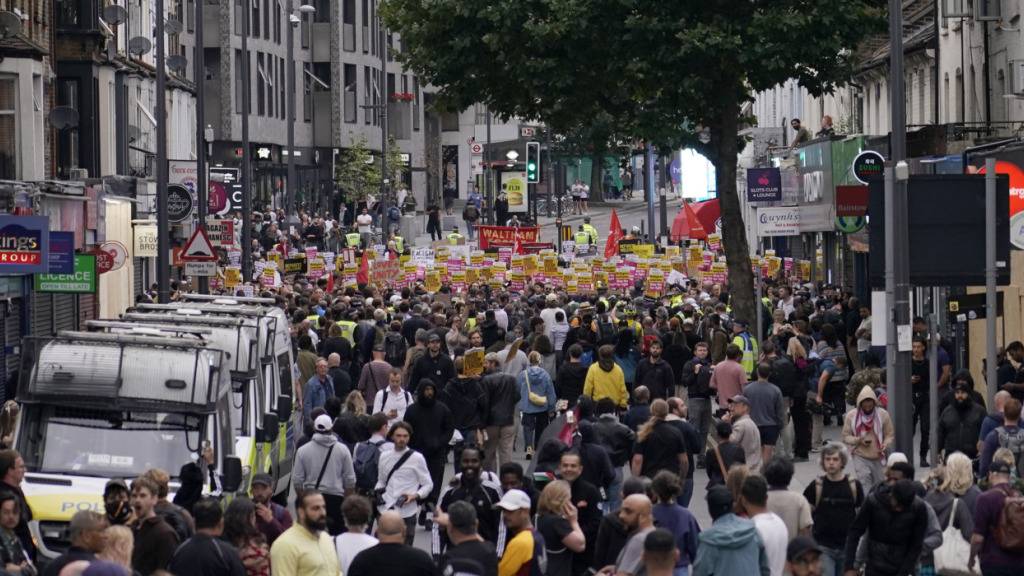 Gegenprotest in England: Tausende stellen sich gegen Rechts