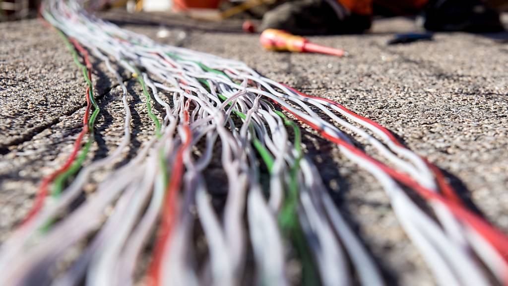 Im Visier der Wettbewerbskommission: Die Swisscom und ihr Glasfasernetz, hier Montagearbeiten in Bellinzona. (Archivbild)