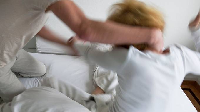 Mann mietet Hotelzimmer mit Frau – dann beklaut und verprügelt er sie
