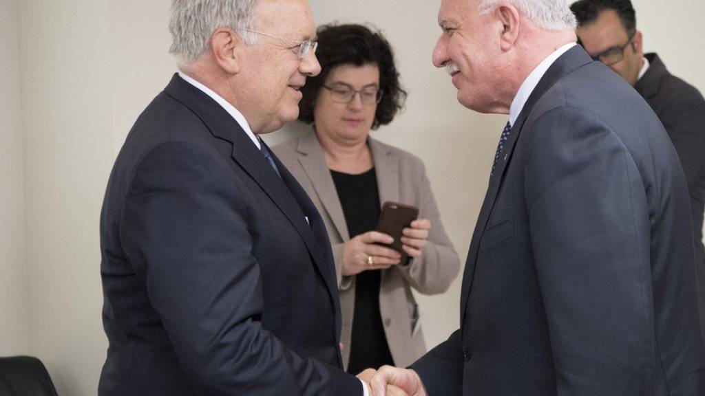 Bundesrat Johann Schneider-Ammann wird vom palästinensischen Aussenminister Riad al-Maliki begrüsst. Wirtschaftsminister Schneider-Ammann hat am Samstag eine dreitägige Reise nach Israel und Palästina begonnen.