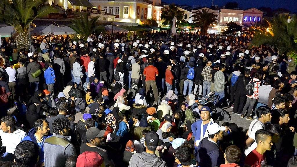 Der Protest der Migrantinnen und Migranten in Mytilini, die aufs griechische Festland wollen, dauert nun schon seit Tagen an.