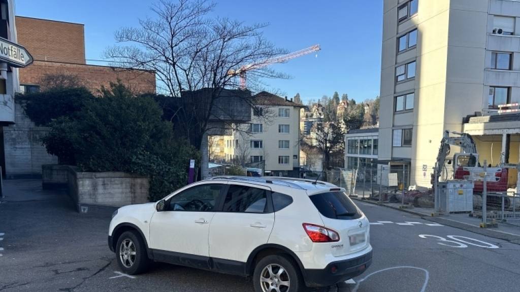 Das Auto rollte über das Bein einer 73-jährigen Mitfahrerin, die dabei einen mehrfachen Unterschenkelbruch erlitt.