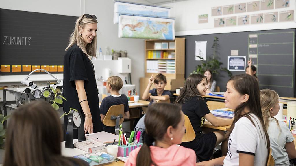 Lehrerinnen und Lehrer im Kanton Zürich sollen bessere Anstellungsbedingungen erhalten. Dadurch soll der Lehrerberuf wieder attraktiver werden. (Symbolbild)