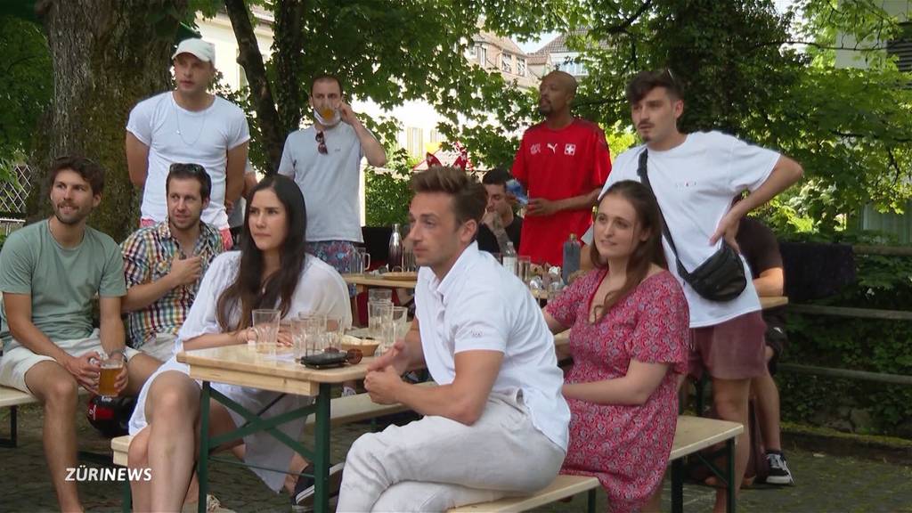 Stürmisches Public Viewing beim Spiel Schweiz-Türkei ...