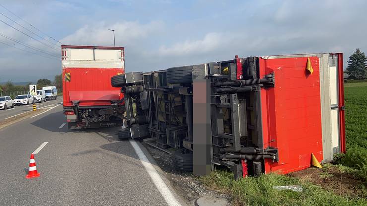 Kölliken AG, October 1: A freight trailer fell over.  It is likely that it was loaded incorrectly.  No one was injured.  However, there was significant material damage.