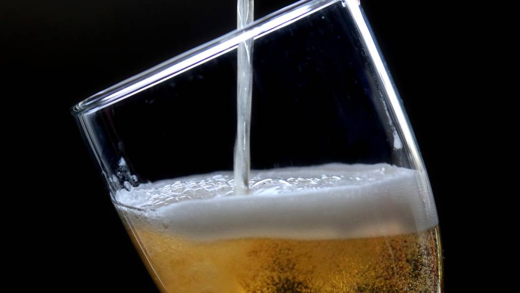 Fast 1500 Kisten Bier landeten bei einem Verkehrsunfall in Deutschland in einem Grünstreifen auf der Autobahn. (Themenbild)