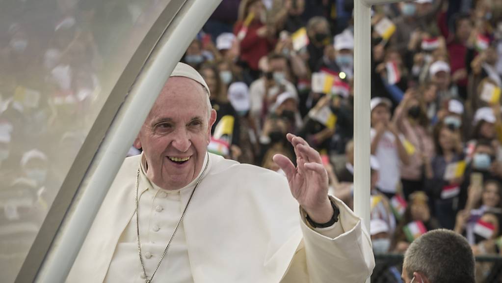 Papst Franziskus winkt aus dem Papamobil während er am Franso-Hariri-Stadion ankommt, um eine Messe abzuhalten. Franziskus hat eine positive Bilanz seines mehrtägigen Besuchs im Irak gezogen. Foto: Bertalan Feher/ZUMA Wire/dpa