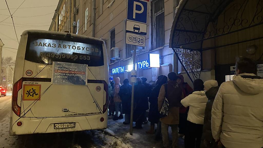 Menschen stehen Schlange vor einem Wahlkampfbus von Präsidentschaftskandidat für die Wahlen in Russland, Boris Nadeschdin. Er tritt für die Partei Bürgerinitiative an. Foto: André Ballin/dpa