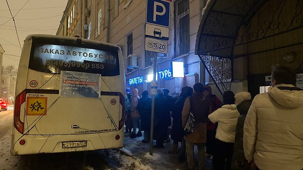 Menschen stehen Schlange vor einem Wahlkampfbus von Präsidentschaftskandidat für die Wahlen in Russland, Boris Nadeschdin. Er tritt für die Partei Bürgerinitiative an. Foto: André Ballin/dpa