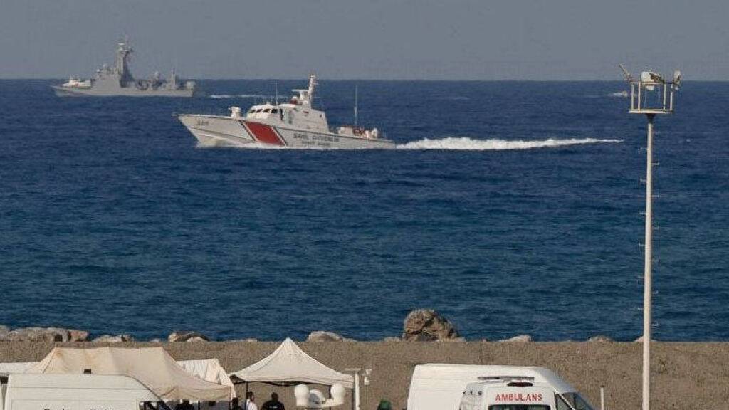dpatopbilder - Schiffe fahren in der Nähe des Hafens von Kyrenia vorbei, während im türkisch besetzten Norden Zyperns ein Krankenwagen am Ufer geparkt ist, nachdem vor der Nordküste der Insel eine Passagierfähre gekentert war. Bei dem Fährunfall sind mindestens sieben Menschen ums Leben gekommen. Foto: Nedim Enginsoy/AP/dpa