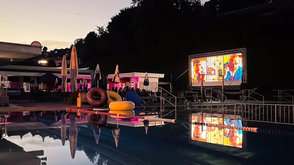Filme schauen bei Sonnenuntergang im Wasser, wie im Badikino Ebnat-Kappel: das ist nur eine Möglichkeit, die Freiluftkinos bieten. Kino unter freiem Himmel geht auch vor Bergkulisse oder im Stadtgarten.
