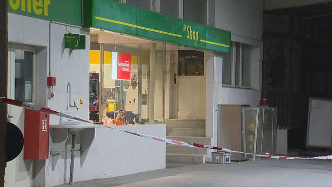 Mit Schlagstock: Unbekannte rauben Tankstelle aus