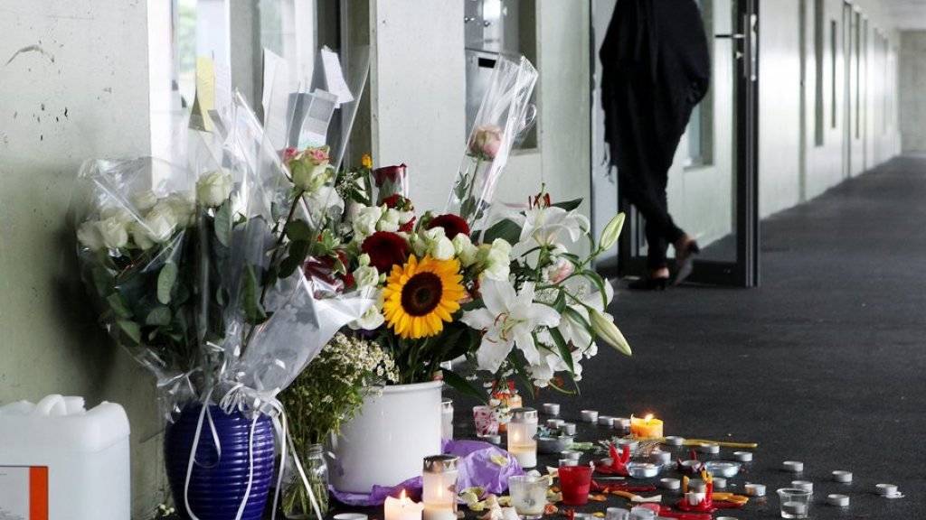 Blumen und Beileidsbekundungen vor dem Hauseingang in Carouge GE, wo der Verurteilte vor sechs Jahren das zwölfjährige Mädchen getötet hatte. (Archiv)