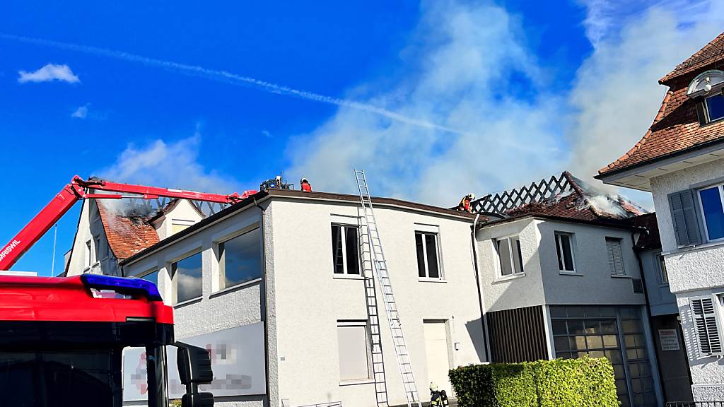 Bei einem Brand eines Dachstockes in Amriswil TG entstand ein Sachschaden von mehreren hunderttausend Franken.