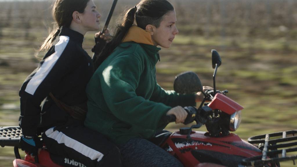 Juan Francisco (links) und eine Freundin fahren durch das Südspanische Land. Der Film «Antier Noche» ist eine Schweizerisch-spanische Koproduktion.