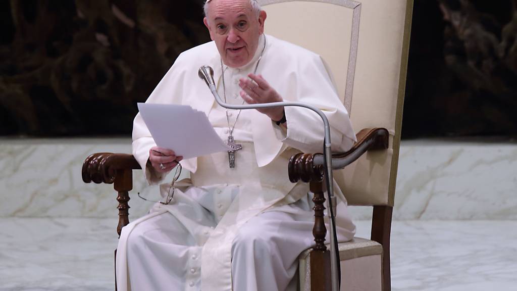 Papst Franziskus spricht während seiner wöchentlichen Generalaudienz in der Halle Paul VI. im Vatikan. Foto: Evandro Inetti/ZUMA/dpa