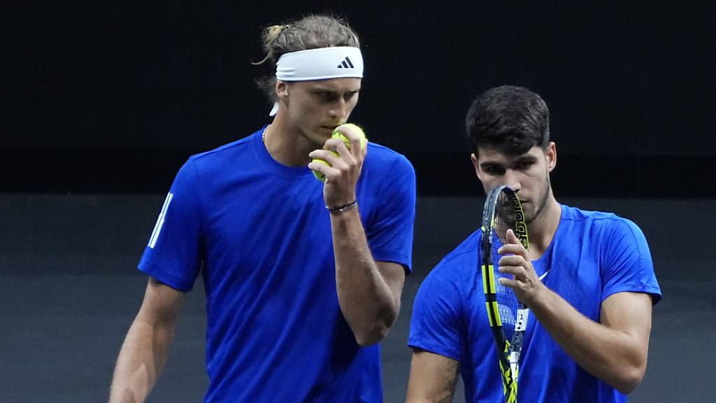 Alexander Zverev (links) und Carlos Alcaraz mussten als Verlierer Platz