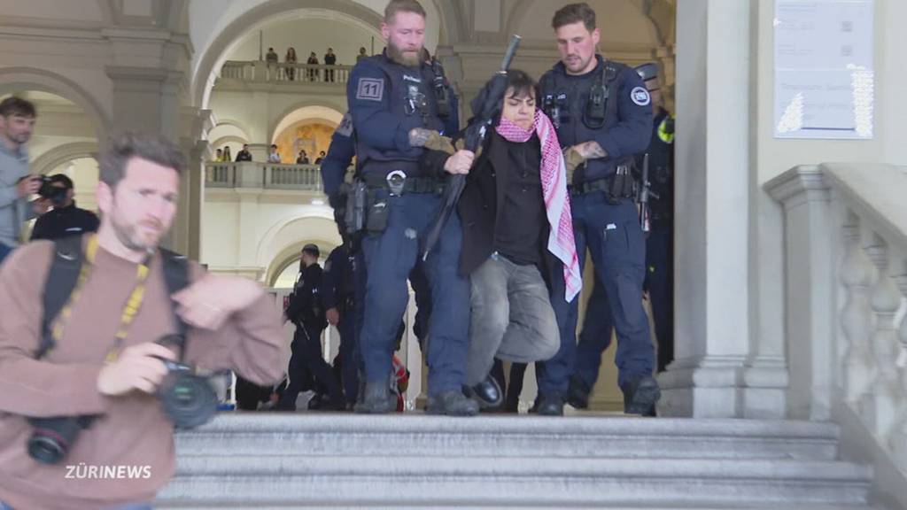 Palästina-Protest an ETH: Die Polizei trägt Demonstrierende weg