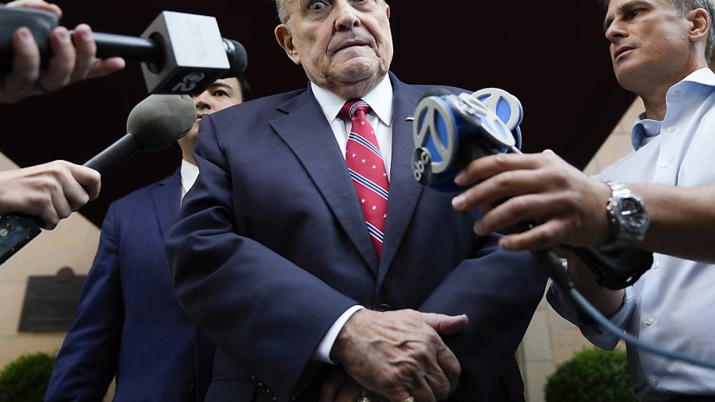 ARCHIV - Rudy Giuliani, ehemaliger Bürgermeister von New York, spricht zu Journalisten, als er sein Wohnhaus in New York verlässt. Foto: Seth Wenig/AP/dpa