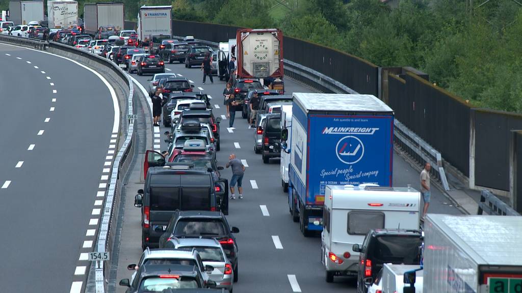 20 Kilometer Stau vor dem Gotthard Richtung Süden