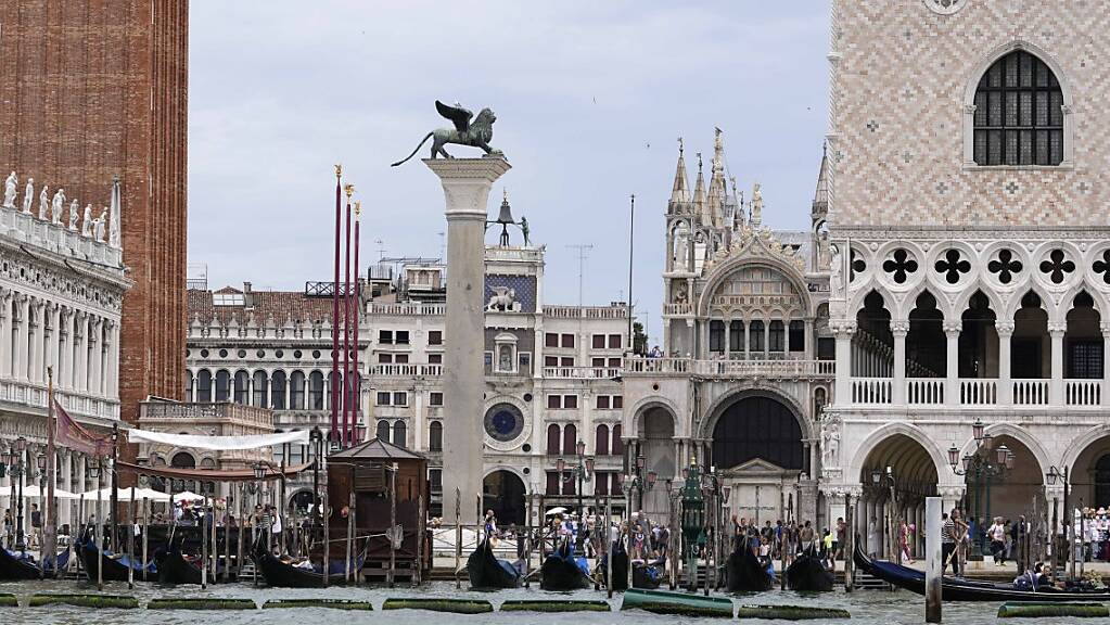 Ein Blick vom Wasser auf den Markusplatz in Venedig. Venedig und Budapest sind knapp einer Einstufung als bedrohtes Welterbe durch die Unesco entgangen. Trotz Sorgen über die beiden Kultur- und Naturstätten sah das zuständige Komitee am Donnerstag davon ab, sie auf die Rote Liste zu setzen. Foto: Luca Bruno/AP/dpa