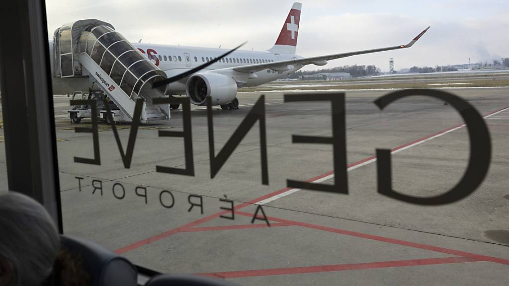 Am Flughafen Genf ist es am Freitagabend zu Betriebsstörungen gekommen. Grund war eine starke Rauchentwicklung wegen eines Feuers in der Nähe des Flughafens. (Archivbild)