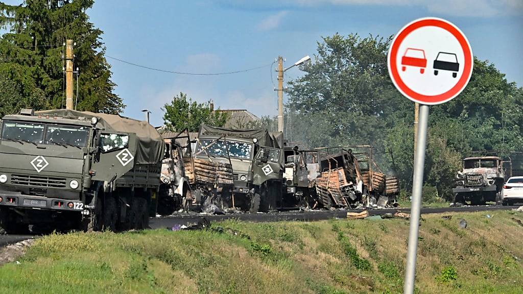 Eine Kolonne von Lastwagen der russischen Armee, die durch einen ukrainischen Angriff beschädigt wurde. Foto: Anatoliy Zhdanov/Kommersant Publishing House/AP/dpa - ACHTUNG: Nur zur redaktionellen Verwendung und nur mit vollständiger Nennung des vorstehenden Credits