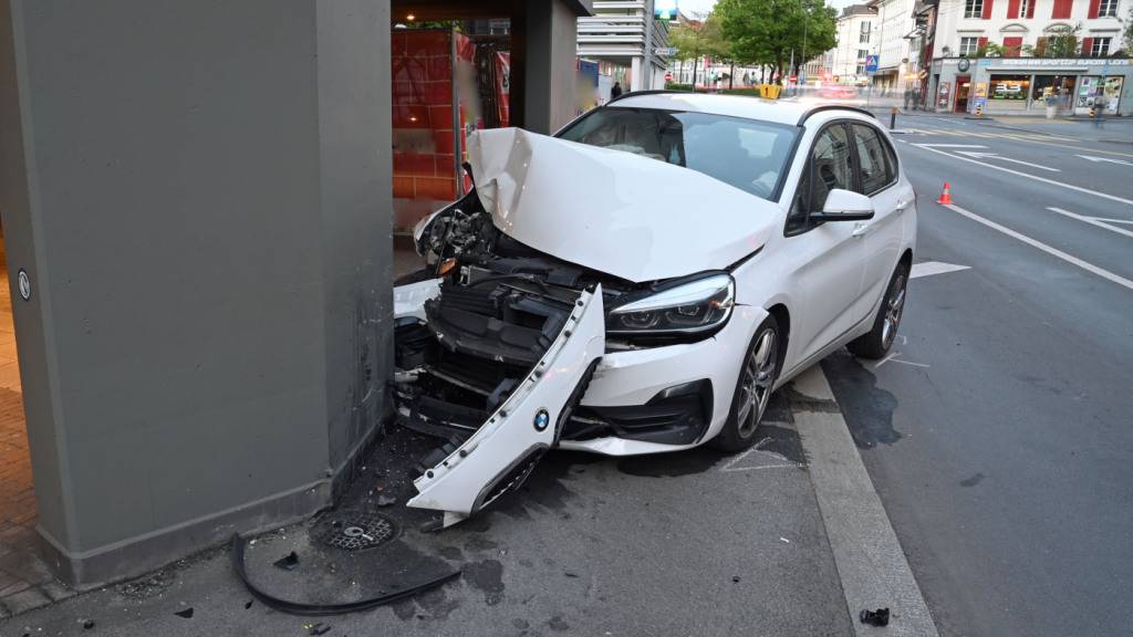 Nach einer Kollision mit einem vorausfahrenden Fahrzeug geriet ein Autolenker am Donnerstagnachmittag in Luzern aufs Trottoir, wo er einen Fussgänger erfasste und dadurch erheblich verletzte.