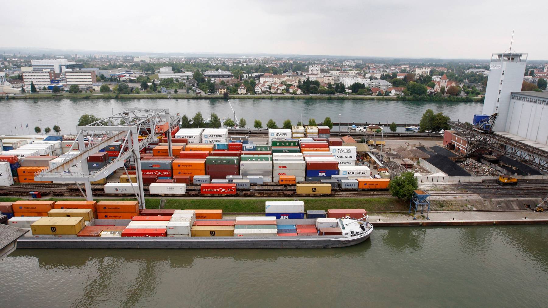 Unter anderem sicherte der Gütertransport auf dem Rhein die Landesversorgung auch während der Coronakrise.