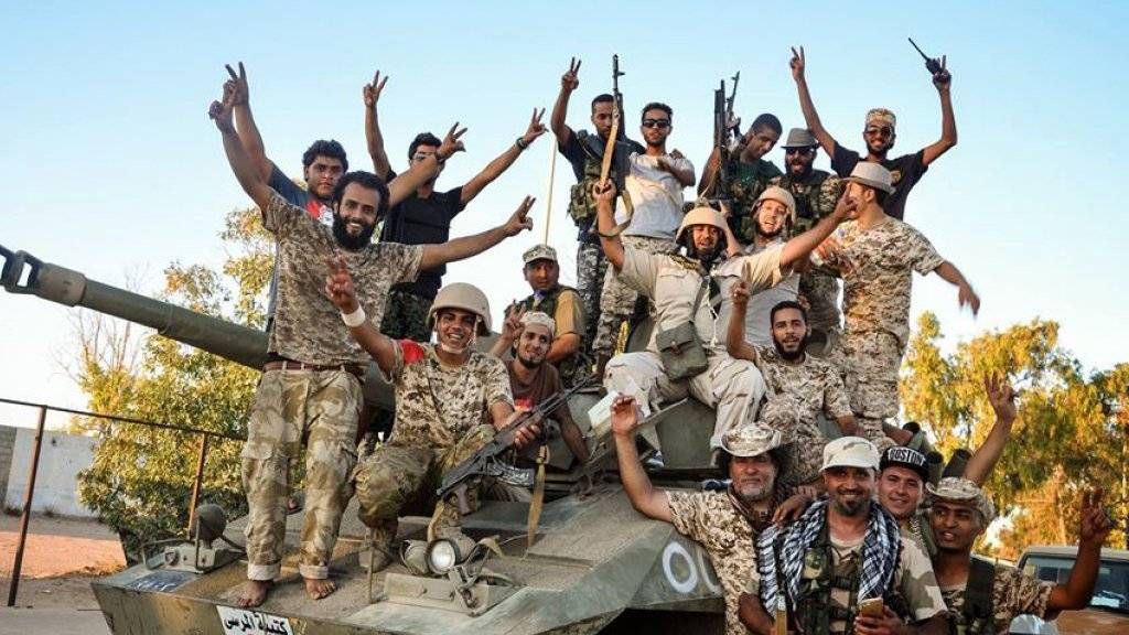 Libysche Kämpfer feiern die Rückeroberung von Teilen der Stadt Sirte von der Terrormiliz Islamischer Staat. (Archivbild)