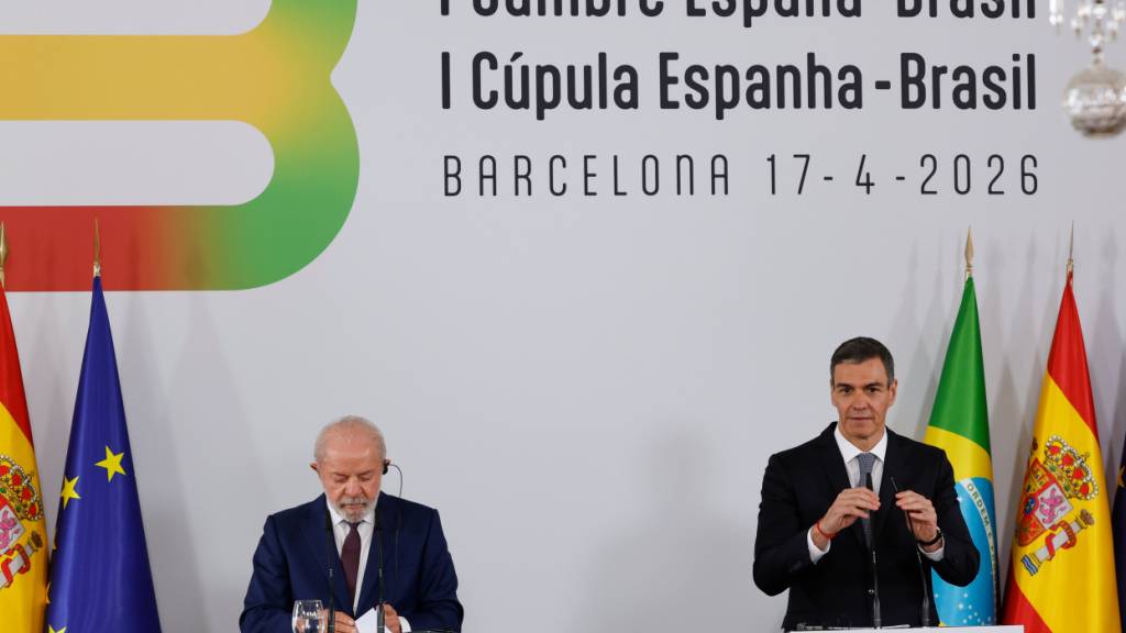 Der spanische Ministerpräsident Pedro Sánchez (rechts) und der brasilianische Präsident Luiz Inacio Lula da Silva sprechen zu Medien in Barcelona. Foto: Joan Monfort/AP/dpa