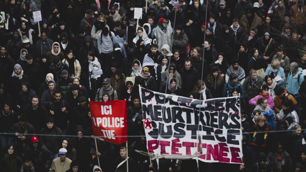 Mehrere hundert Menschen sind am Samstag in Lausanne auf die Strasse gegangen, um gegen Polizeigewalt zu demonstrieren.