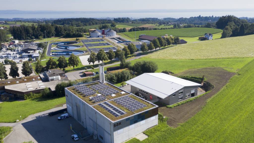 Die St. Gallisch-Appenzellische Kraftwerke AG (SAK) hat ihr Jahresergebnis 2025 präsentiert. Im Bild: Die Solar-Anlage an der Fassade und auf dem Dach der SAK in Wittenbach. (Archivbild)