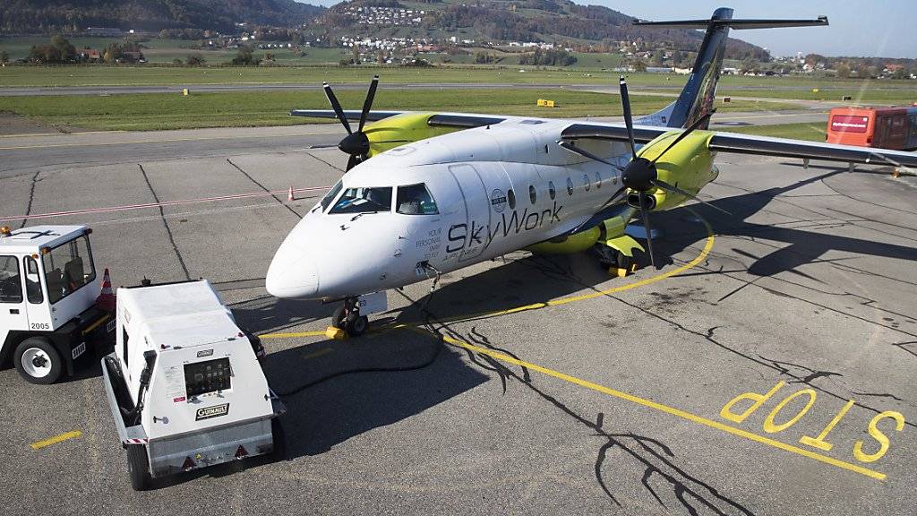 Ein Flugzeug der Regionalfluggesellschaft SkyWork auf dem Flughafen Bern-Belp. (Archivbild)
