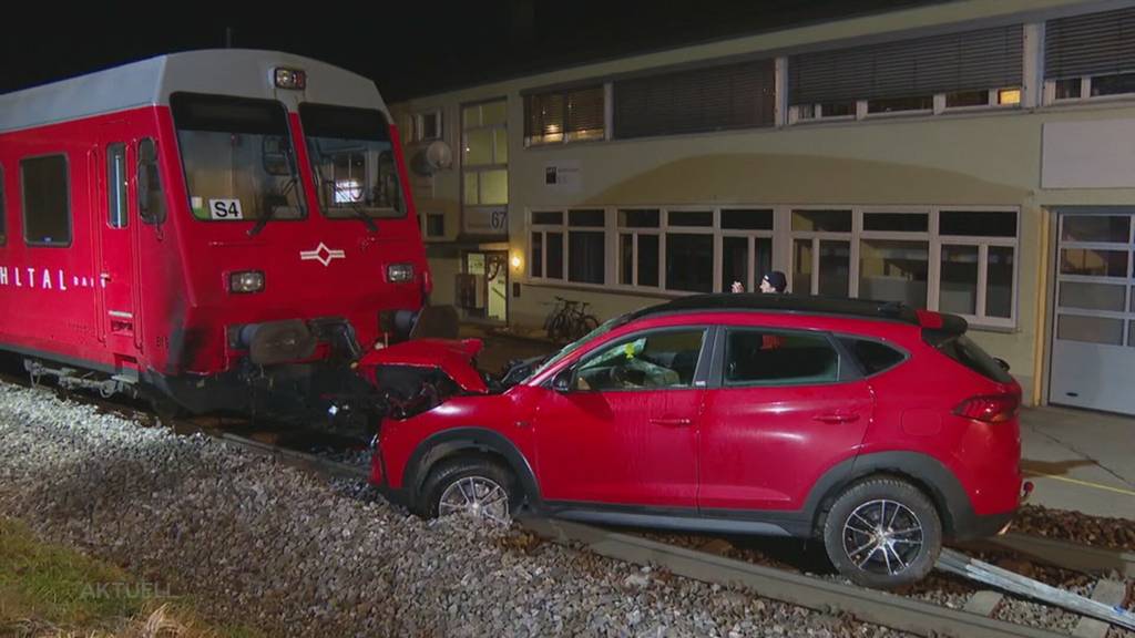 Auf Bahnübergang stecken geblieben: Zug kracht in Langnau a.A. in Auto