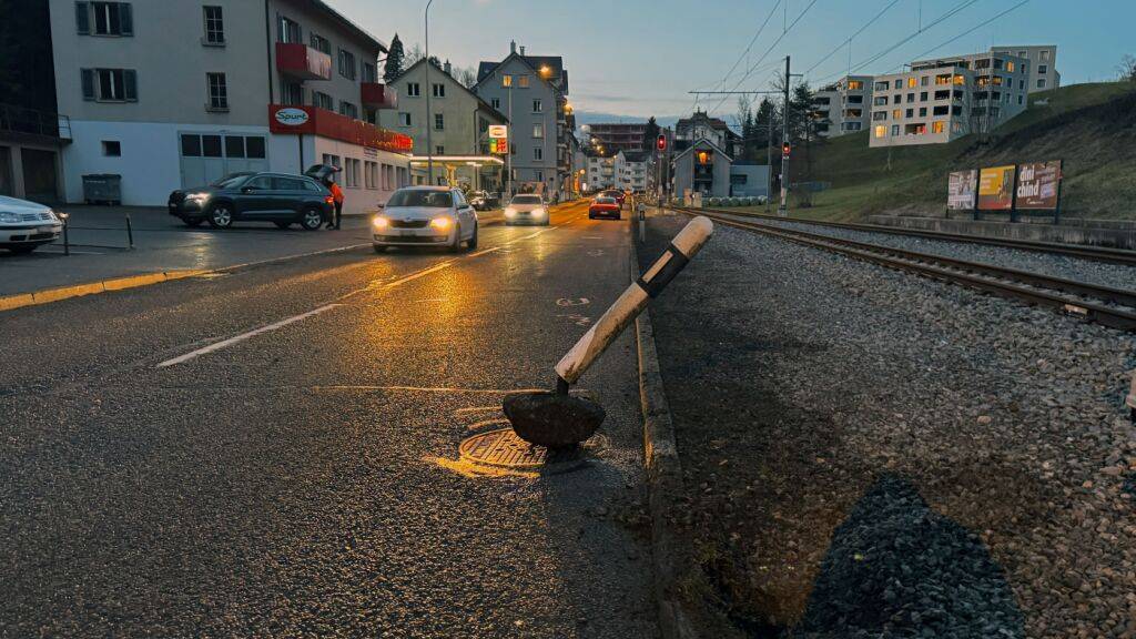 Ein 86-jähriger Autofahrer beschädigte am Samstag in St. Gallen mehrere Leitpfosten und fuhr zwischenzeitlich auf einem Bahngleis.