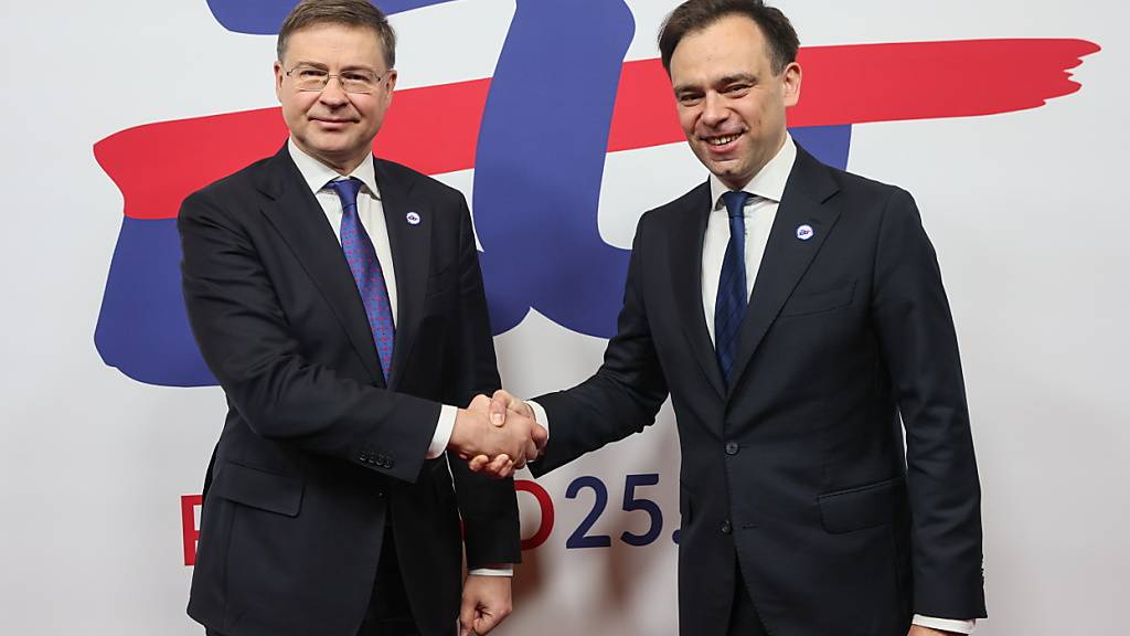 Der polnische Finanzminister, Andrzej Domanski, (rechts) empfängt EU-Wirtschaftskommissar Valdis Dombromvskis (links) am Rat für Wirtschaft und Finanzen in Warschau.