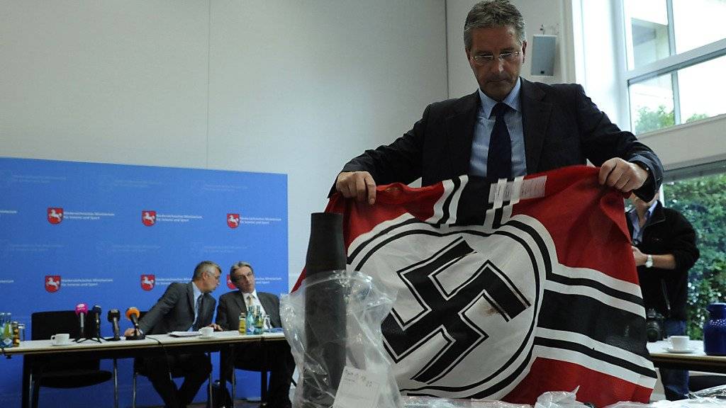 Französische Ermittler konfiszierten Nazi-Flaggen und Waffen bei mehreren Rechtsextremen. (Symbolbild)