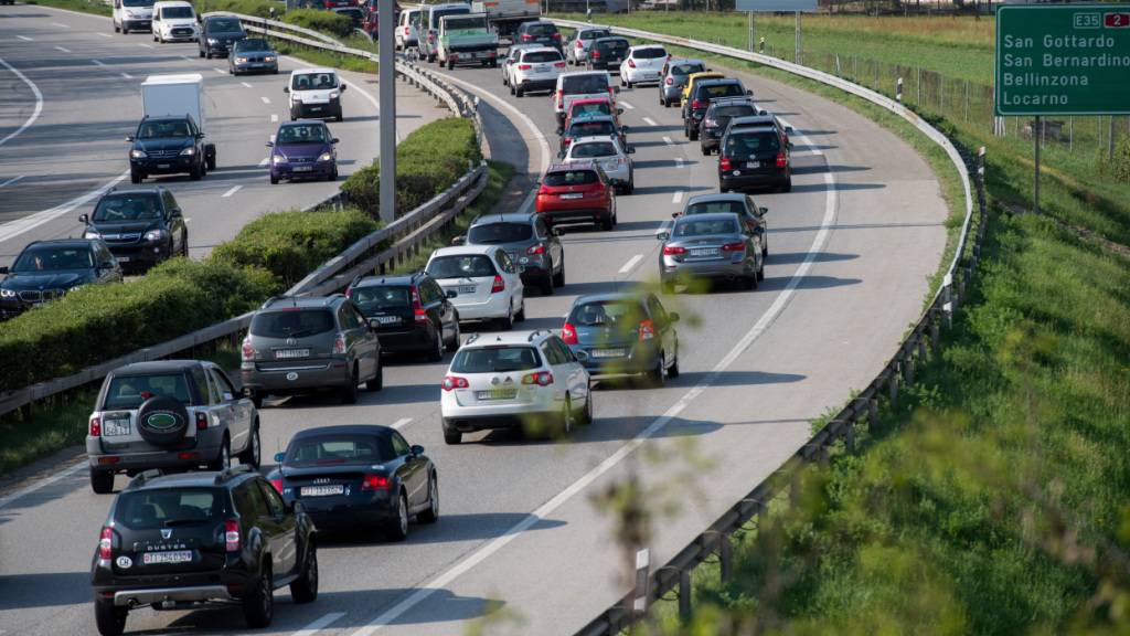 Noch kein Ende des Oster-Rückreiseverkehrs auf der Gotthard-Achse. Auch am Donnerstag stauten sich die Autos lange Kilometer vor der Südeinfahrt zum Gotthard-Strassentunnel. (Archivbild)