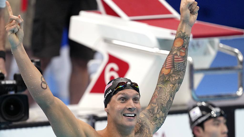 Caeleb Dressel jubelt über seine vierte Olympia-Goldmedaille, die erste in einer Einzeldisziplin