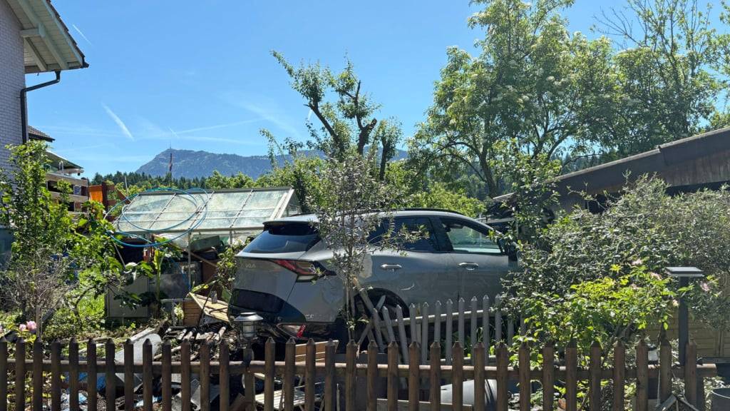 Das Auto eines 74-jährigen Lenkers kam mitten in einem Garten zum Stillstand.