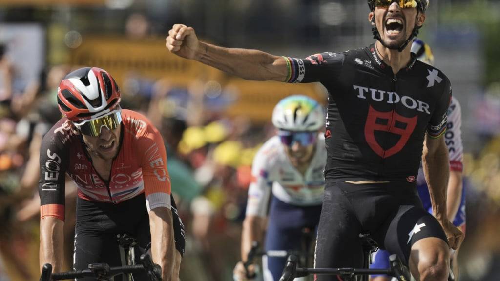Der drittplatzierte Julian Alaphilippe jubelt wie ein Etappensieger