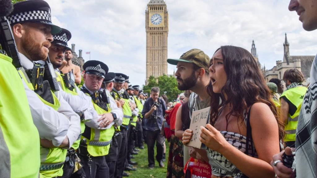 Demonstranten konfrontieren Polizeibeamte auf dem Parliament Square in London. Foto: Vuk Valcic/ZUMA Press Wire/dpa