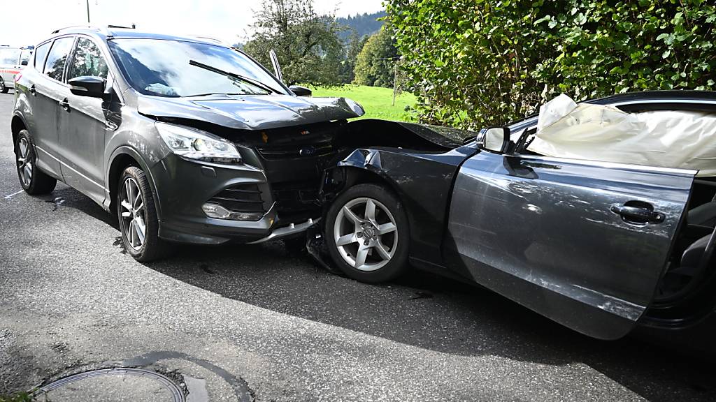 Die beiden Autos kollidierten beim Kreuzen auf der schmalen Strasse nach Wattwil SG.