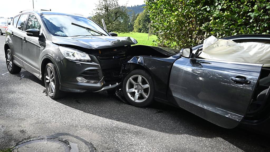 Die beiden Autos kollidierten beim Kreuzen auf der schmalen Strasse nach Wattwil SG.