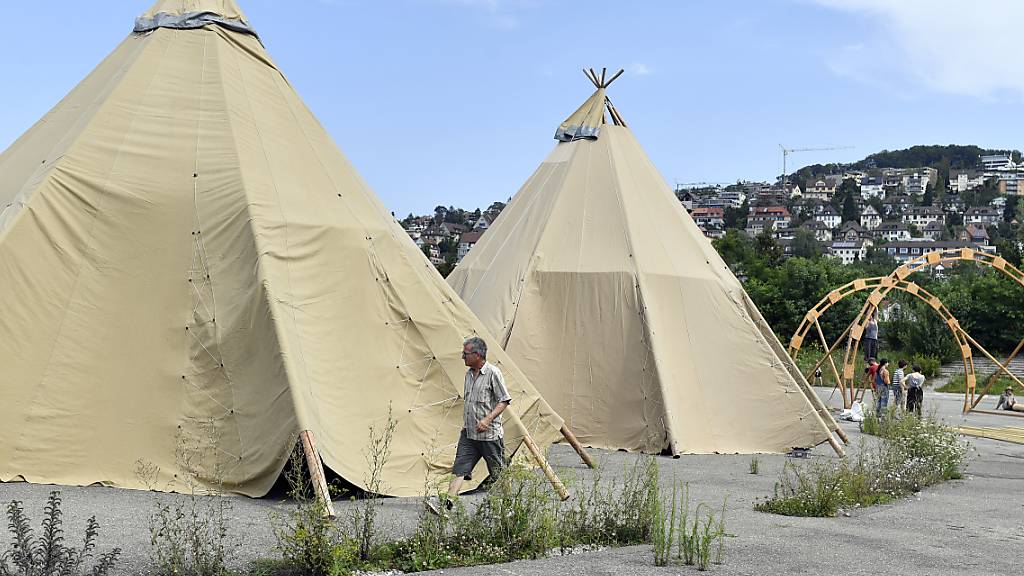 Eine Woche lang wollen die Klima-Aktivisten auf der Zürcher Hardturm-Brache bleiben. Im Bild der Aufbau des Camps.